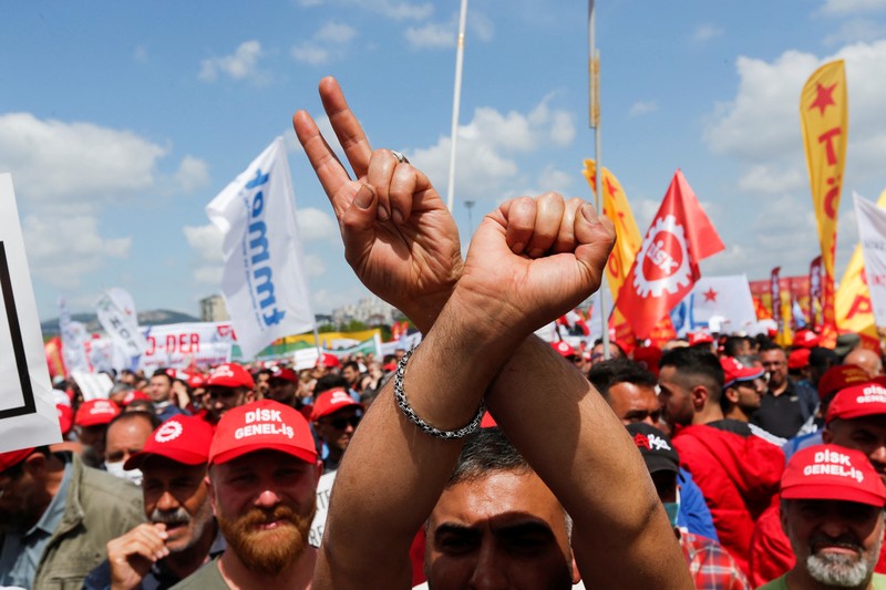 Petugas kepolisian menahan seorang pengunjuk rasa yang menggelar unjuk rasa May Day di Lapangan Taksim di Istanbul, Turki, Minggu (1/5/2022). (REUTERS/Kemal Aslan)