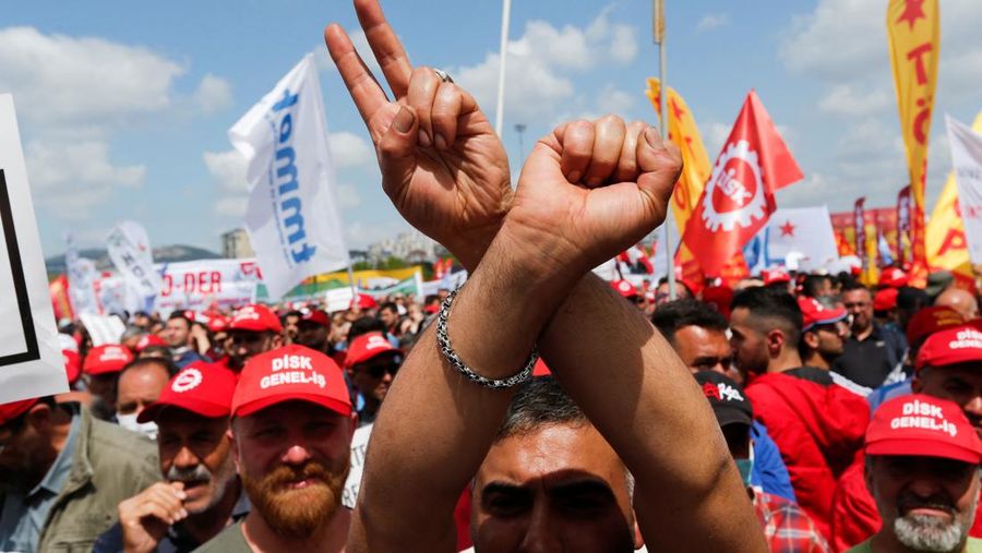 Petugas kepolisian menahan seorang pengunjuk rasa yang menggelar unjuk rasa May Day di Lapangan Taksim di Istanbul, Turki, Minggu (1/5/2022). (REUTERS/Kemal Aslan)