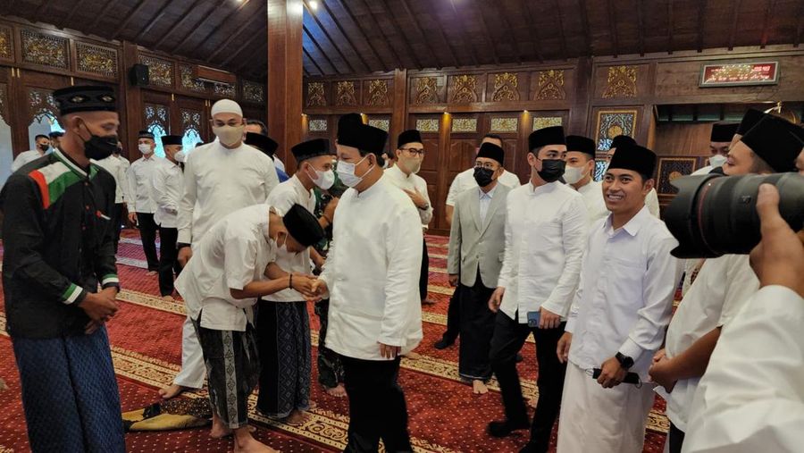 Menhan Prabowo Subianto melaksanakan shalat Idul Fitri di Masjid Hubbul Wathon, Padepokan Garuda Yaksa, Hambalang-Kabupaten Bogor, Senin (2/4/2022). (Dok Kemenhan)
