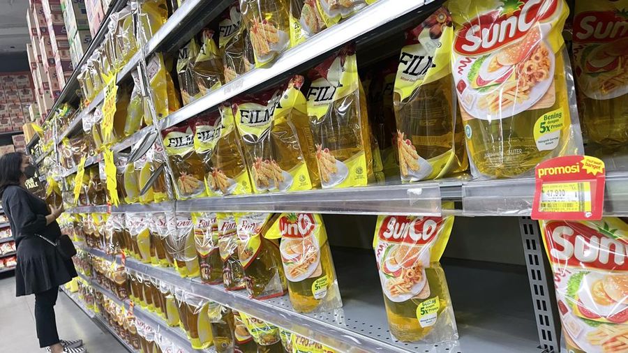 Pengunjung melihat minyak goreng yang dijual di Hypermart, Pejaten Village, Senin (2/4/2022). (CNBC Indonesia/ Andrean Kristianto)
