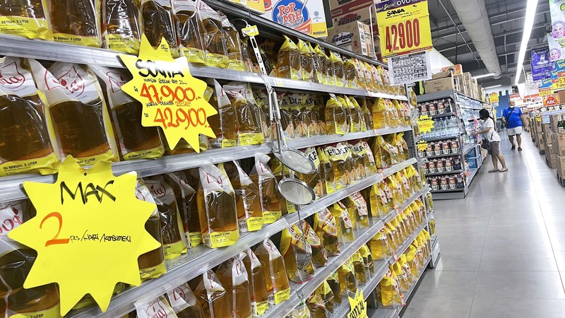 Pengunjung melihat minyak goreng yang dijual di Lotte Mart, Fatmawati Pengunjung melihat minyak goreng yang dijual di Lotte Mart, Fatmawati, Senin (2/4/2022). (CNBC Indonesia/ Andrean Kristianto)