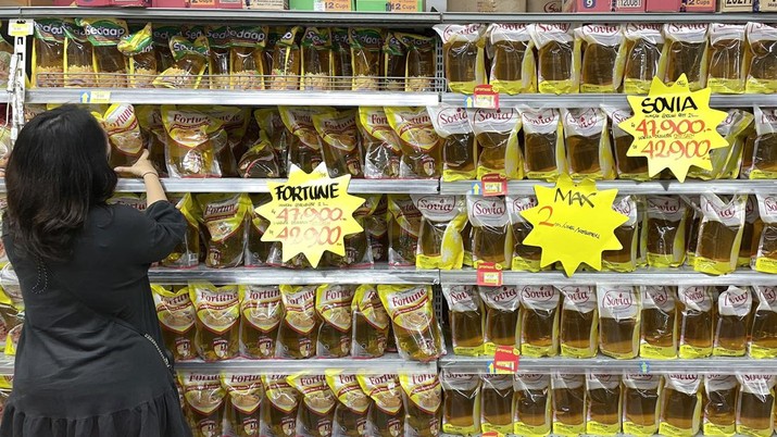 Pengunjung melihat minyak goreng yang dijual di Hypermart, Pejaten Village, Senin (2/4/2022). (CNBC Indonesia/ Andrean Kristianto)