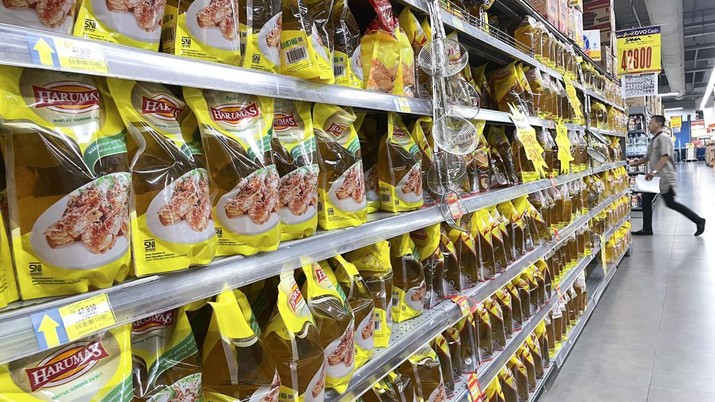 Pengunjung melihat minyak goreng yang dijual di Hypermart, Pejaten Village Pengunjung melihat minyak goreng yang dijual di Hypermart, Pejaten Village, Senin (2/4/2022). (CNBC Indonesia/ Andrean Kristianto)