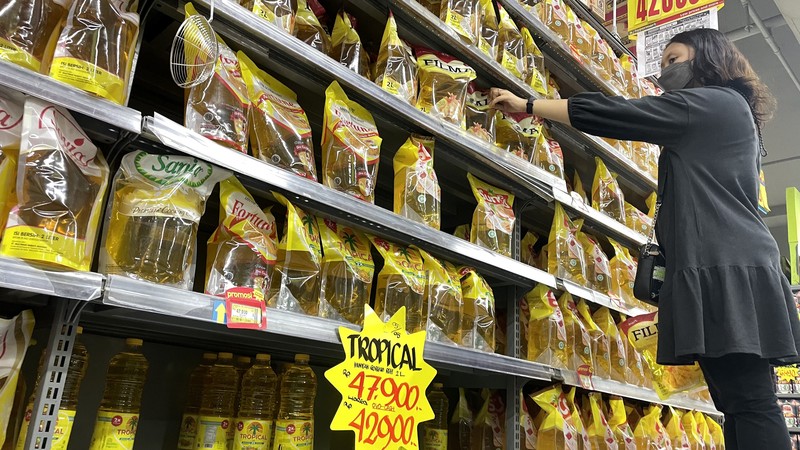 Pengunjung melihat minyak goreng yang dijual di Lotte Mart, Fatmawati Pengunjung melihat minyak goreng yang dijual di Lotte Mart, Fatmawati, Senin (2/4/2022). (CNBC Indonesia/ Andrean Kristianto)