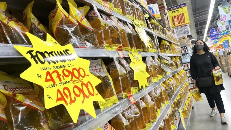 Pengunjung melihat minyak goreng yang dijual di Lotte Mart, Fatmawati, Senin (2/4/2022). (CNBC Indonesia/ Andrean Kristianto)