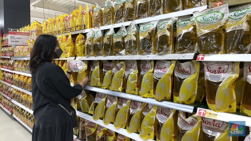 Pengunjung melihat minyak goreng yang dijual di Lotte Mart, Fatmawati Pengunjung melihat minyak goreng yang dijual di Lotte Mart, Fatmawati, Senin (2/4/2022). (CNBC Indonesia/ Andrean Kristianto)