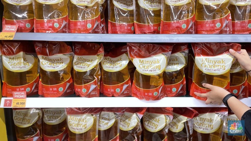 Pengunjung melihat minyak goreng yang dijual di Lotte Mart, Fatmawati, Senin (2/4/2022). (CNBC Indonesia/ Andrean Kristianto)