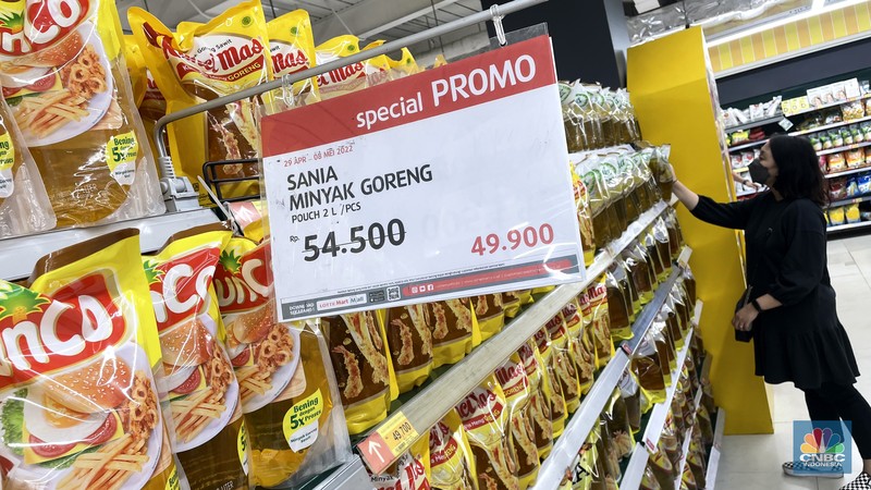 Pengunjung melihat minyak goreng yang dijual di Lotte Mart, Fatmawati, Senin (2/4/2022). (CNBC Indonesia/ Andrean Kristianto)