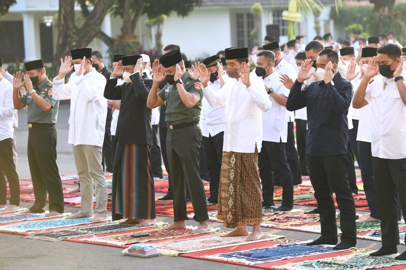 Presiden Joko Widodo (Jokowi) salat Idul Fitri di Istana Kepresidenan Gedung Agung Yogyakarta, Senin (2/4/2022). (Foto: Lukas - Biro Pers Sekretariat Presiden)