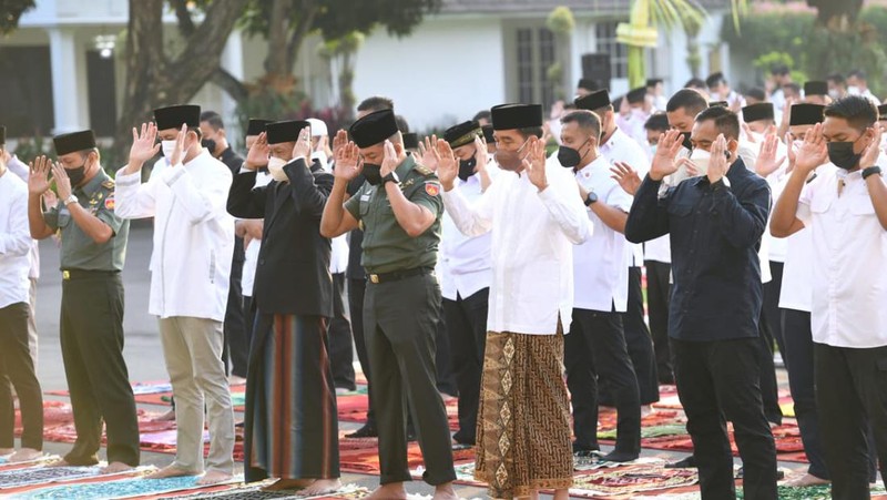Presiden Joko Widodo (Jokowi) salat Idul Fitri di Istana Kepresidenan Gedung Agung Yogyakarta, Senin (2/4/2022). (Foto: Lukas - Biro Pers Sekretariat Presiden)