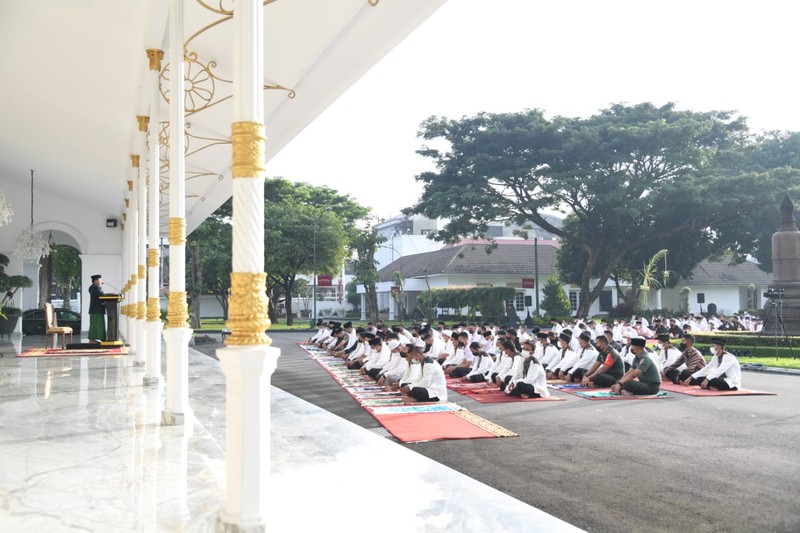 Presiden Joko Widodo (Jokowi) salat Idul Fitri di Istana Kepresidenan Gedung Agung Yogyakarta, Senin (2/4/2022). (Foto: Lukas - Biro Pers Sekretariat Presiden)