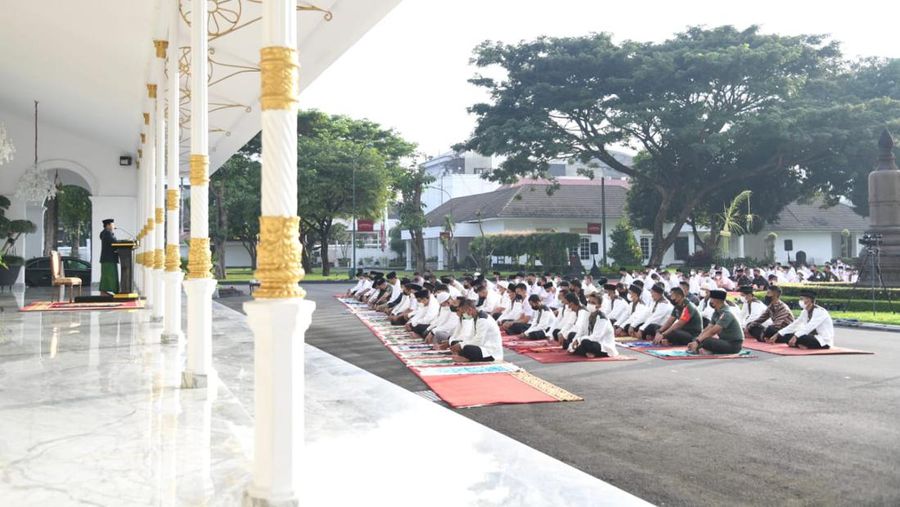 Presiden Joko Widodo (Jokowi) salat Idul Fitri di Istana Kepresidenan Gedung Agung Yogyakarta, Senin (2/4/2022). (Foto: Lukas - Biro Pers Sekretariat Presiden)