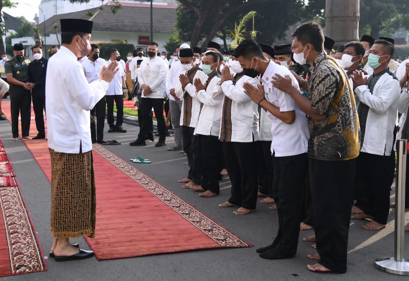 Presiden Joko Widodo (Jokowi) salat Idul Fitri di Istana Kepresidenan Gedung Agung Yogyakarta Presiden Joko Widodo (Jokowi) salat Idul Fitri di Istana Kepresidenan Gedung Agung Yogyakarta, Senin (2/4/2022). (Foto: Lukas - Biro Pers Sekretariat Presiden)