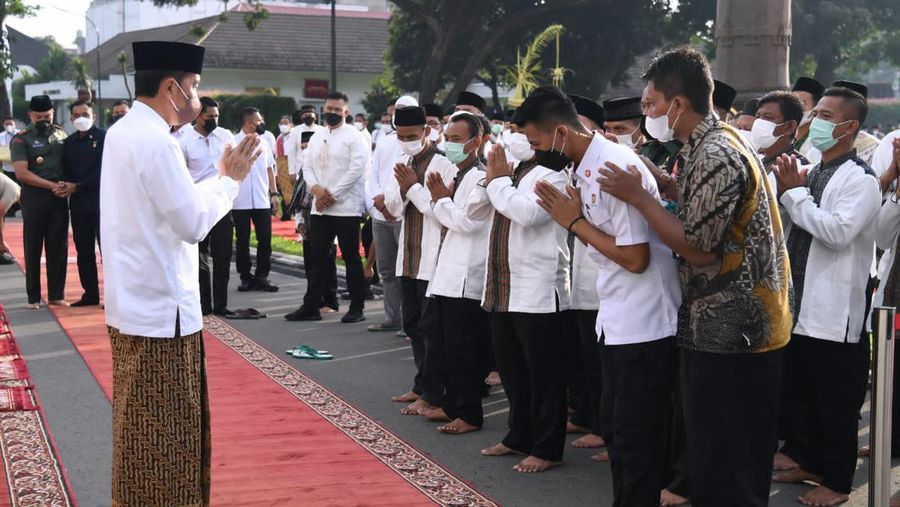 Presiden Joko Widodo (Jokowi) salat Idul Fitri di Istana Kepresidenan Gedung Agung Yogyakarta, Senin (2/4/2022). (Foto: Lukas - Biro Pers Sekretariat Presiden)