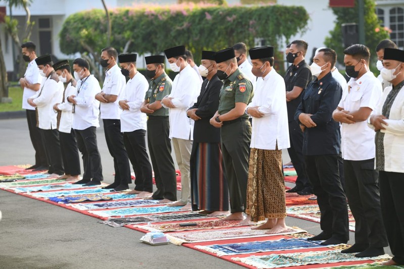 Presiden Joko Widodo (Jokowi) salat Idul Fitri di Istana Kepresidenan Gedung Agung Yogyakarta, Senin (2/4/2022). (Foto: Lukas - Biro Pers Sekretariat Presiden)
