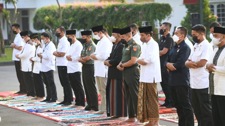 Presiden Joko Widodo (Jokowi) salat Idul Fitri di Istana Kepresidenan Gedung Agung Yogyakarta, Senin (2/4/2022). (Foto: Lukas - Biro Pers Sekretariat Presiden)