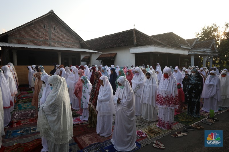 salat Idul Fitri 1443 H di Desa Pojok Sari, Magetan, Jawa Timur, Sejumlah warga bersiap melaksanakan salat Idul Fitri 1443 H di Desa Pojok Sari, Magetan, Jawa Timur, Senin (2/5/2022). (CNBC Indonesia/ Tri Susilo)