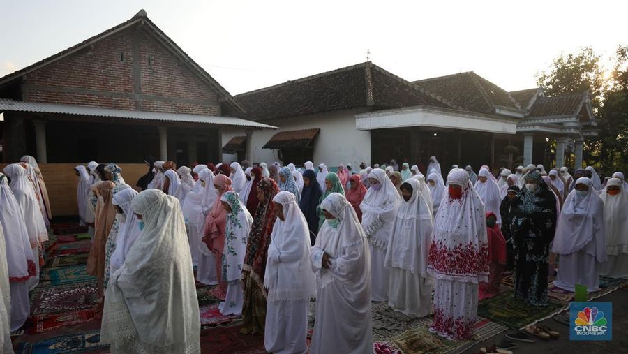 Sejumlah warga bersiap melaksanakan salat Idul Fitri 1443 H di Desa Pojok Sari, Magetan, Jawa Timur, Senin (2/5/2022). (CNBC Indonesia/ Tri Susilo)