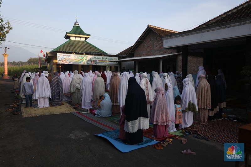 salat Idul Fitri 1443 H di Desa Pojok Sari, Magetan, Jawa Timur, Sejumlah warga bersiap melaksanakan salat Idul Fitri 1443 H di Desa Pojok Sari, Magetan, Jawa Timur, Senin (2/5/2022). (CNBC Indonesia/ Tri Susilo)