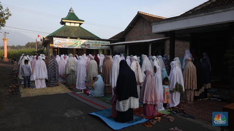 Sejumlah warga bersiap melaksanakan salat Idul Fitri 1443 H di Desa Pojok Sari, Magetan, Jawa Timur, Senin (2/5/2022). (CNBC Indonesia/ Tri Susilo)