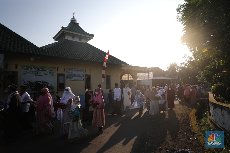 Sejumlah warga bersiap melaksanakan salat Idul Fitri 1443 H di Desa Pojok Sari, Magetan, Jawa Timur, Senin (2/5/2022). (CNBC Indonesia/ Tri Susilo)