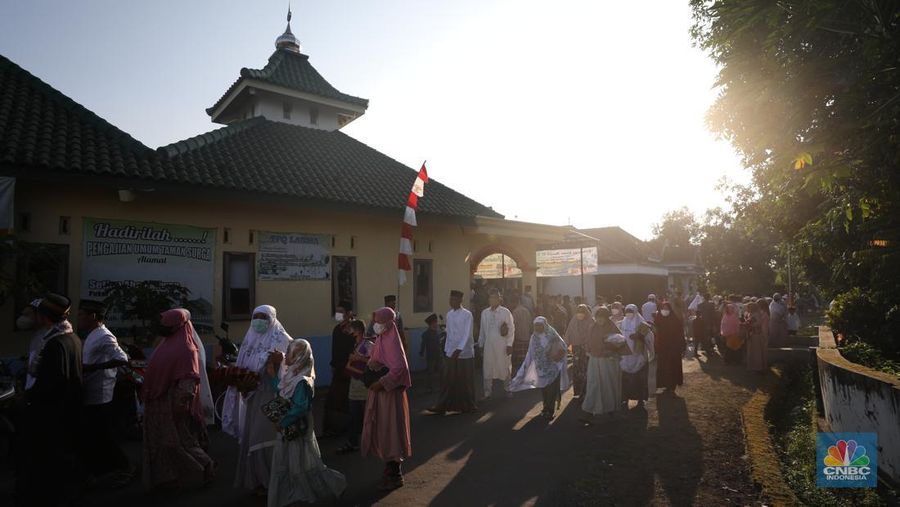 Sejumlah warga bersiap melaksanakan salat Idul Fitri 1443 H di Desa Pojok Sari, Magetan, Jawa Timur, Senin (2/5/2022). (CNBC Indonesia/ Tri Susilo)