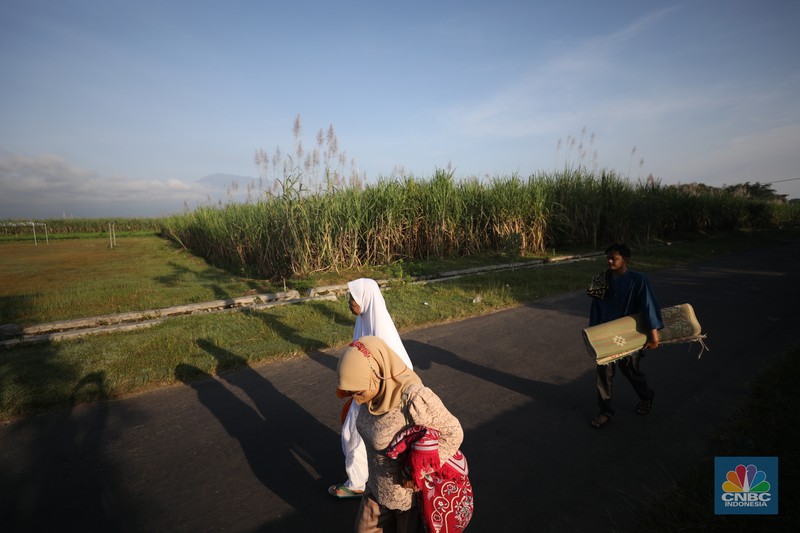 Sejumlah warga bersiap melaksanakan salat Idul Fitri 1443 H di Desa Pojok Sari, Magetan, Jawa Timur, Senin (2/5/2022). (CNBC Indonesia/ Tri Susilo)