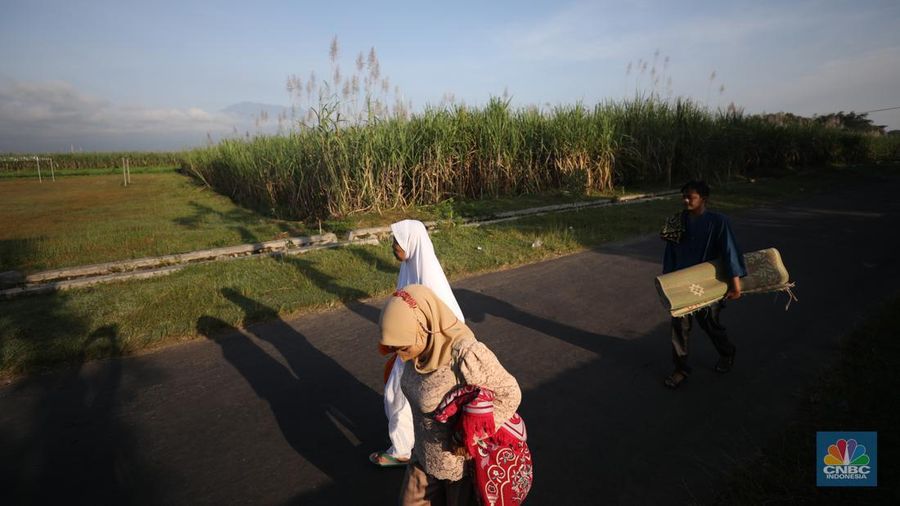 Sejumlah warga bersiap melaksanakan salat Idul Fitri 1443 H di Desa Pojok Sari, Magetan, Jawa Timur, Senin (2/5/2022). (CNBC Indonesia/ Tri Susilo)
