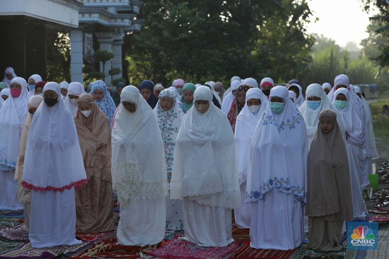 Sejumlah warga bersiap melaksanakan salat Idul Fitri 1443 H di Desa Pojok Sari, Magetan, Jawa Timur, Senin (2/5/2022). (CNBC Indonesia/ Tri Susilo)