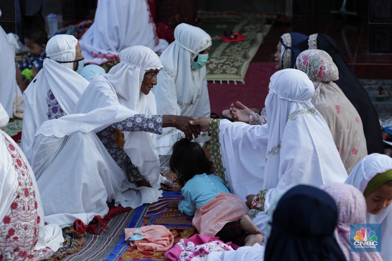 salat Idul Fitri 1443 H di Desa Pojok Sari, Magetan, Jawa Timur, Sejumlah warga bersiap melaksanakan salat Idul Fitri 1443 H di Desa Pojok Sari, Magetan, Jawa Timur, Senin (2/5/2022). (CNBC Indonesia/ Tri Susilo)