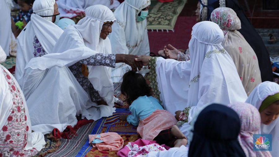 Sejumlah warga bersiap melaksanakan salat Idul Fitri 1443 H di Desa Pojok Sari, Magetan, Jawa Timur, Senin (2/5/2022). (CNBC Indonesia/ Tri Susilo)