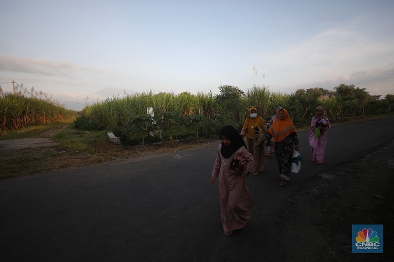 salat Idul Fitri 1443 H di Desa Pojok Sari, Magetan, Jawa Timur, Sejumlah warga bersiap melaksanakan salat Idul Fitri 1443 H di Desa Pojok Sari, Magetan, Jawa Timur, Senin (2/5/2022). (CNBC Indonesia/ Tri Susilo)
