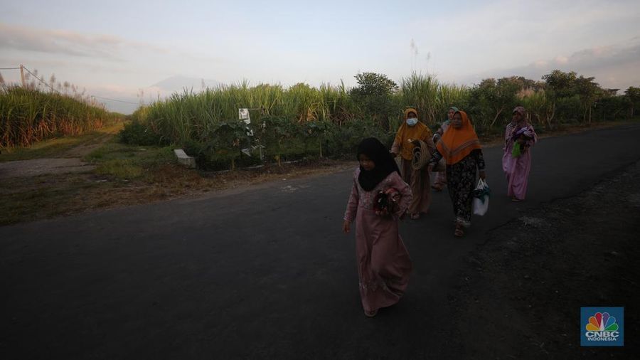 Sejumlah warga bersiap melaksanakan salat Idul Fitri 1443 H di Desa Pojok Sari, Magetan, Jawa Timur, Senin (2/5/2022). (CNBC Indonesia/ Tri Susilo)