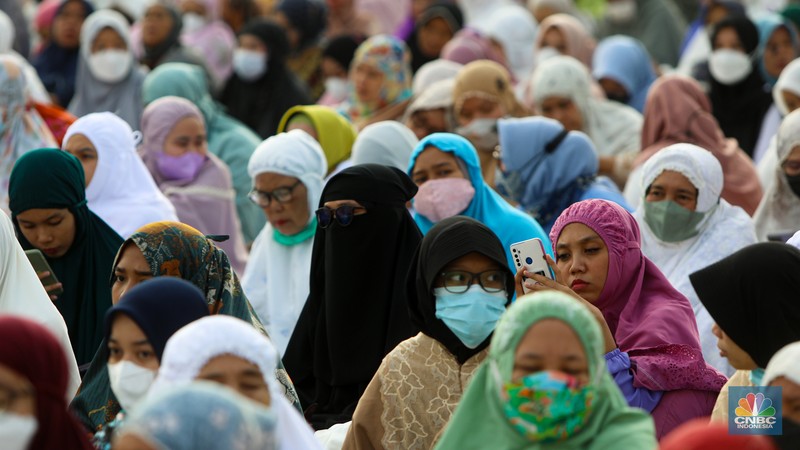 Ribuan jamaah melaksanakan ibadah salat Idul Fitri 1443 H di Jakarta International Stadium, Jakarta, Senin (2/5/2022). Pemerintah Indonesia menetapkan Hari Raya Idul Fitri 1443 Hijriah jatuh pada tanggal 2 Mei 2022. (CNBC Indonesia/ Andrean Kristianto)