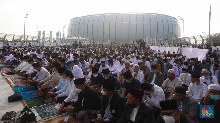 salat Idul Fitri 1443 HÂ di Jakarta di JIS Ribuan jamaah melaksanakan ibadah salat Idul Fitri 1443 H di Jakarta International Stadium, Jakarta, Senin (2/5/2022). Pemerintah Indonesia menetapkan Hari Raya Idul Fitri 1443 Hijriah jatuh pada tanggal 2 Mei 2022. (CNBC Indonesia/ Andrean Kristianto)