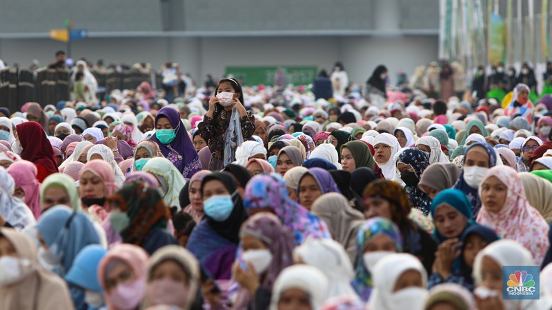 Ribuan jamaah melaksanakan ibadah salat Idul Fitri 1443 H di Jakarta International Stadium, Jakarta, Senin (2/5/2022). Pemerintah Indonesia menetapkan Hari Raya Idul Fitri 1443 Hijriah jatuh pada tanggal 2 Mei 2022. (CNBC Indonesia/ Andrean Kristianto)