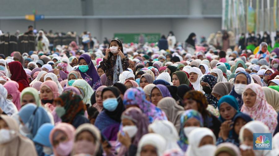 Ribuan jamaah melaksanakan ibadah salat Idul Fitri 1443 H di Jakarta International Stadium, Jakarta, Senin (2/5/2022). Pemerintah Indonesia menetapkan Hari Raya Idul Fitri 1443 Hijriah jatuh pada tanggal 2 Mei 2022. (CNBC Indonesia/ Andrean Kristianto)