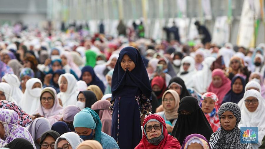 Ribuan jamaah melaksanakan ibadah salat Idul Fitri 1443 H di Jakarta International Stadium, Jakarta, Senin (2/5/2022). Pemerintah Indonesia menetapkan Hari Raya Idul Fitri 1443 Hijriah jatuh pada tanggal 2 Mei 2022. (CNBC Indonesia/ Andrean Kristianto)