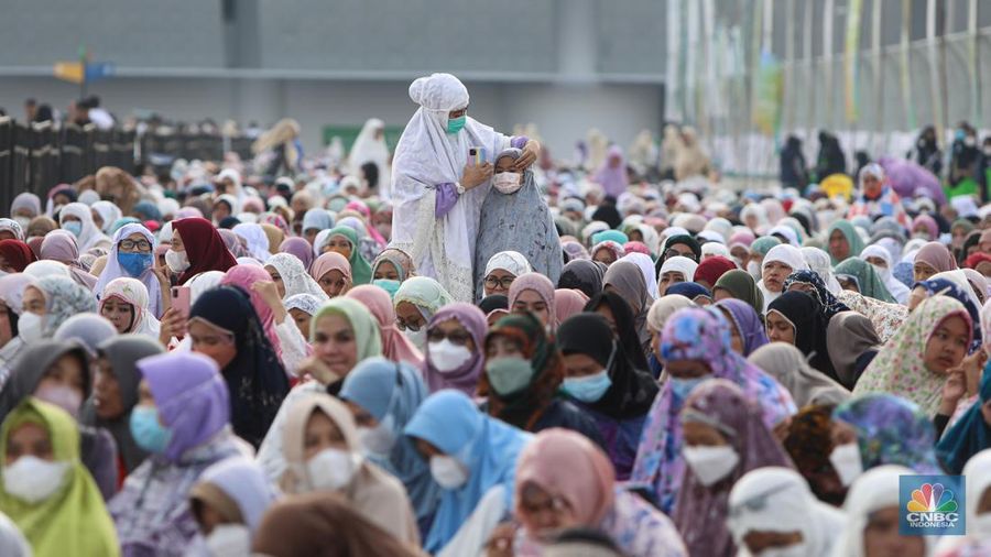 Ribuan jamaah melaksanakan ibadah salat Idul Fitri 1443 H di Jakarta International Stadium, Jakarta, Senin (2/5/2022). Pemerintah Indonesia menetapkan Hari Raya Idul Fitri 1443 Hijriah jatuh pada tanggal 2 Mei 2022. (CNBC Indonesia/ Andrean Kristianto)