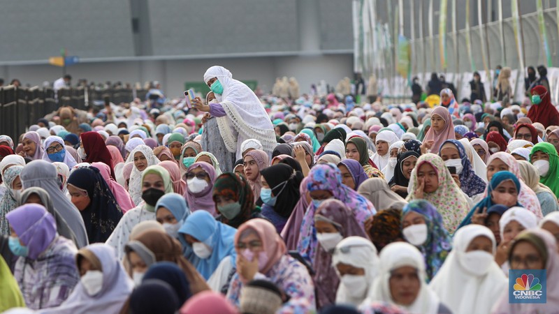 Ribuan jamaah melaksanakan ibadah salat Idul Fitri 1443 H di Jakarta International Stadium, Jakarta, Senin (2/5/2022). Pemerintah Indonesia menetapkan Hari Raya Idul Fitri 1443 Hijriah jatuh pada tanggal 2 Mei 2022. (CNBC Indonesia/ Andrean Kristianto)
