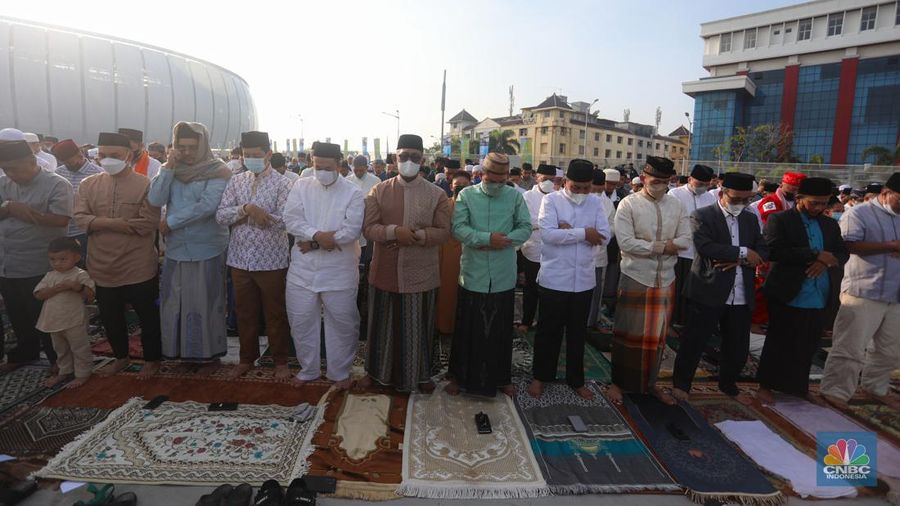 Ribuan jamaah melaksanakan ibadah salat Idul Fitri 1443 H di Jakarta International Stadium, Jakarta, Senin (2/5/2022). Pemerintah Indonesia menetapkan Hari Raya Idul Fitri 1443 Hijriah jatuh pada tanggal 2 Mei 2022. (CNBC Indonesia/ Andrean Kristianto)