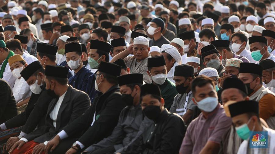 Ribuan jamaah melaksanakan ibadah salat Idul Fitri 1443 H di Jakarta International Stadium, Jakarta, Senin (2/5/2022). Pemerintah Indonesia menetapkan Hari Raya Idul Fitri 1443 Hijriah jatuh pada tanggal 2 Mei 2022. (CNBC Indonesia/ Andrean Kristianto)