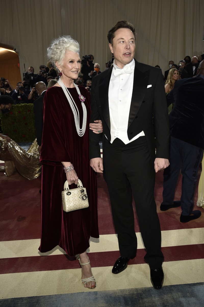 Elon Musk dan Ibunya Maye Musk di Met Gala 2022 Maye Musk (kiri) dan Elon Musk menghadiri acara amal tahunan Met Gala 2022 bertema In America: An Anthology of Fashion di The Metropolitan Museum of Art, New York, Amerika Serikat, Senin (2/5/2022). Photo by Evan Agostini/Invision/AP)
