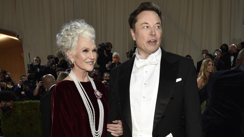 Maye Musk (kiri) dan Elon Musk menghadiri acara amal tahunan Met Gala 2022 bertema In America: An Anthology of Fashion di The Metropolitan Museum of Art, New York, Amerika Serikat, Senin (2/5/2022).  Photo by Evan Agostini/Invision/AP)