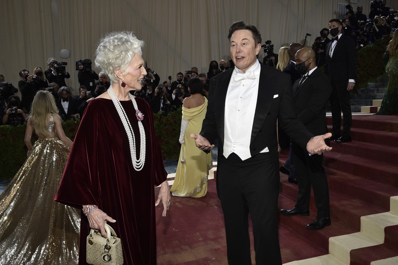 Elon Musk dan Ibunya Maye Musk di Met Gala 2022 Maye Musk (kiri) dan Elon Musk menghadiri acara amal tahunan Met Gala 2022 bertema In America: An Anthology of Fashion di The Metropolitan Museum of Art, New York, Amerika Serikat, Senin (2/5/2022). Photo by Evan Agostini/Invision/AP)