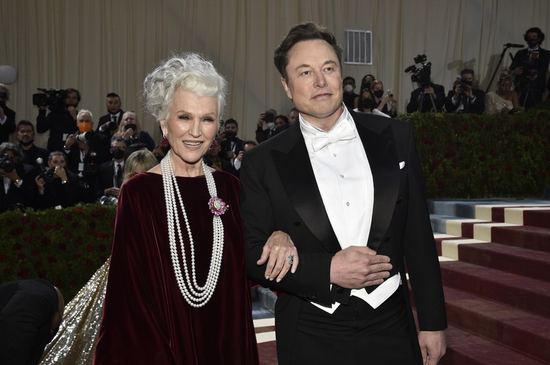 Elon Musk dan Ibunya Maye Musk di Met Gala 2022 Maye Musk (kiri) dan Elon Musk menghadiri acara amal tahunan Met Gala 2022 bertema In America: An Anthology of Fashion di The Metropolitan Museum of Art, New York, Amerika Serikat, Senin (2/5/2022). Photo by Evan Agostini/Invision/AP)