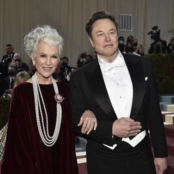 Gaya Elon Musk Gandeng Model Umur 74 Tahun di Met Gala 2022