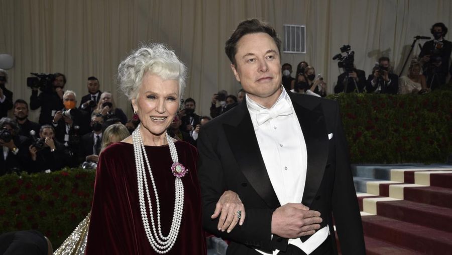 Maye Musk (kiri) dan Elon Musk menghadiri acara amal tahunan Met Gala 2022 bertema In America: An Anthology of Fashion di The Metropolitan Museum of Art, New York, Amerika Serikat, Senin (2/5/2022).  Photo by Evan Agostini/Invision/AP)