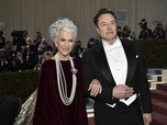 Gaya Elon Musk Gandeng Model Umur 74 Tahun di Met Gala 2022