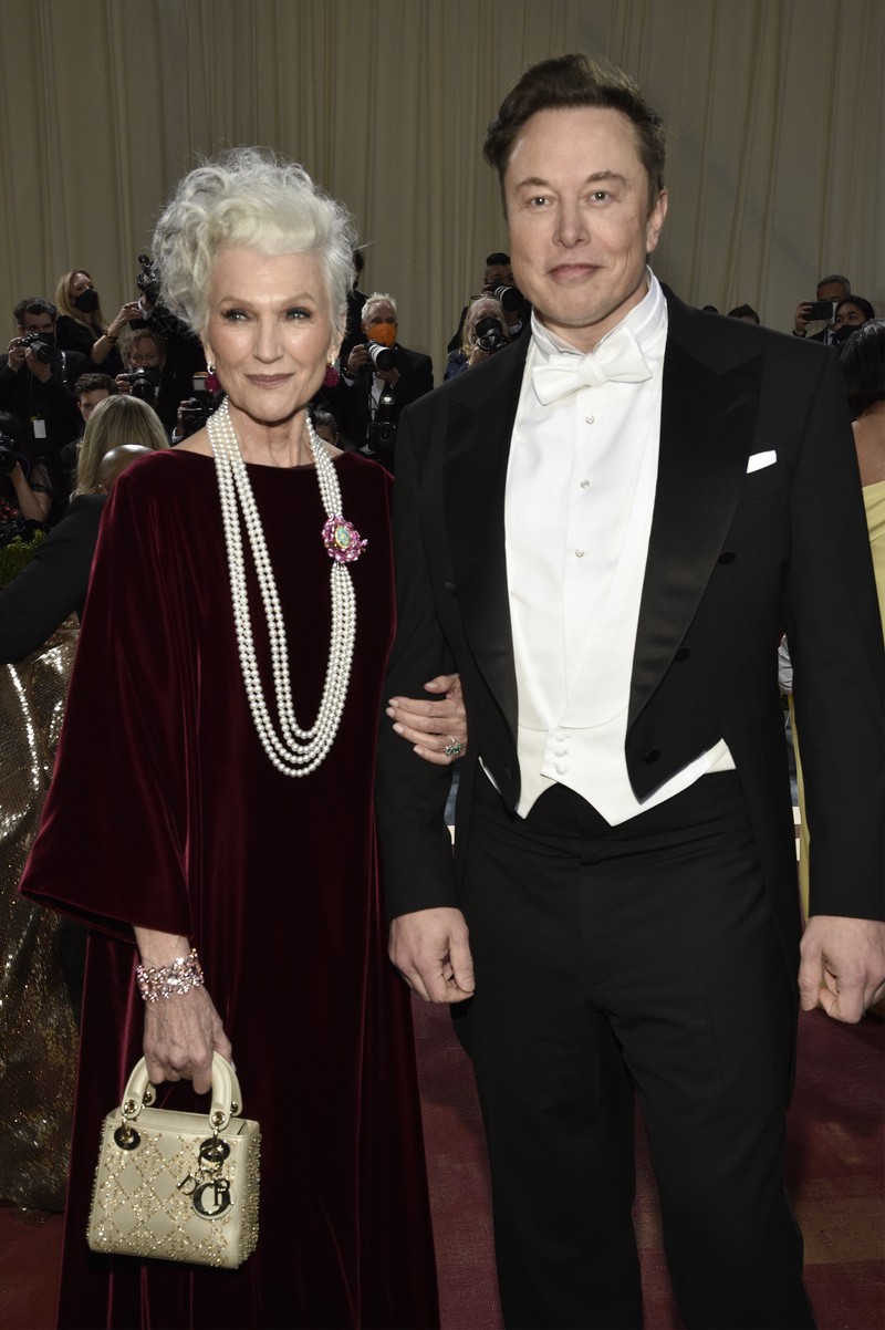 Maye Musk (kiri) dan Elon Musk menghadiri acara amal tahunan Met Gala 2022 bertema In America: An Anthology of Fashion di The Metropolitan Museum of Art, New York, Amerika Serikat, Senin (2/5/2022).  Photo by Evan Agostini/Invision/AP)